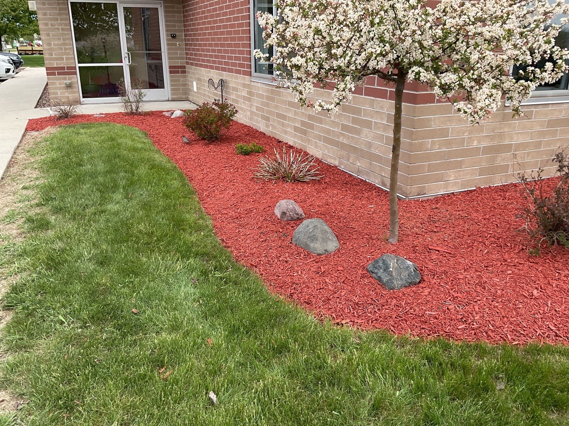 landscape bed maintenance and mulching services in racine